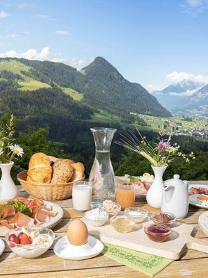 Frühstück am Berg mit Traumpanorama | © Pinzgerhof