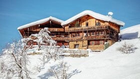 Zwei Häuser im typisch Alpbachtaler Baustil, umgeben von schöner, verschneiter Winterlandschaft  | © Alpbachtal Tourismus | shootandstyle