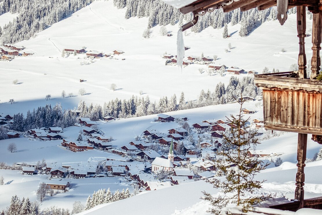 Blick auf das Dorf Alpbach, eingebettet in eine weiße Winterlandschaft  | © Alpbachtal Tourismus | shootandstyle