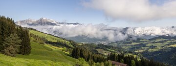 Auf dem Bild sieht man hinunter auf ein Haus mit Zaun und dahinter das Alpbachtal. | © Alpbachtal Tourismus