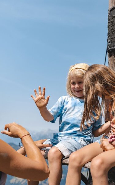 Eine Familie feiert den Gipfelsieg am Wiedersberger Horn in Alpbach und sie klatschen feierlich in die Hände  | © Alpbachtal Tourismus | Mathäus Gartner 