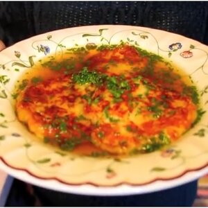 Kaspressknödel serviert mit einer Suppe in einem alten Teller. | © Alpbachtal Tourismus