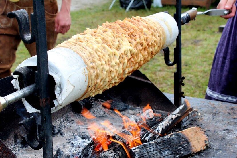 Man sieht eine Prügeltorte während des Backprozesses. | © Alpbachtal Tourismus | Linda Mader