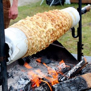 Man sieht eine Prügeltorte während des Backprozesses. | © Alpbachtal Tourismus | Linda Mader