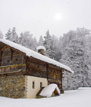 Ein altes Haus des Höfemuseums im Winter bei verschneiter Atmosphäre. | © Alpbachtal Tourismus