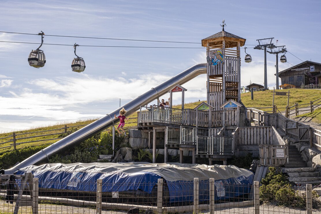 Mädchen springt vom Lauser-Turm im Lauserland in Alpbach | © Alpbacher Bergbahn | shootandstyle