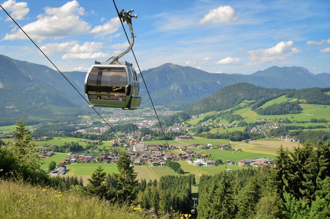 Eine Gondel mit schöner Bergkulisse im Hintergrund sowie Blick auf Reith i.A. | © Alpbachtal Tourismus 