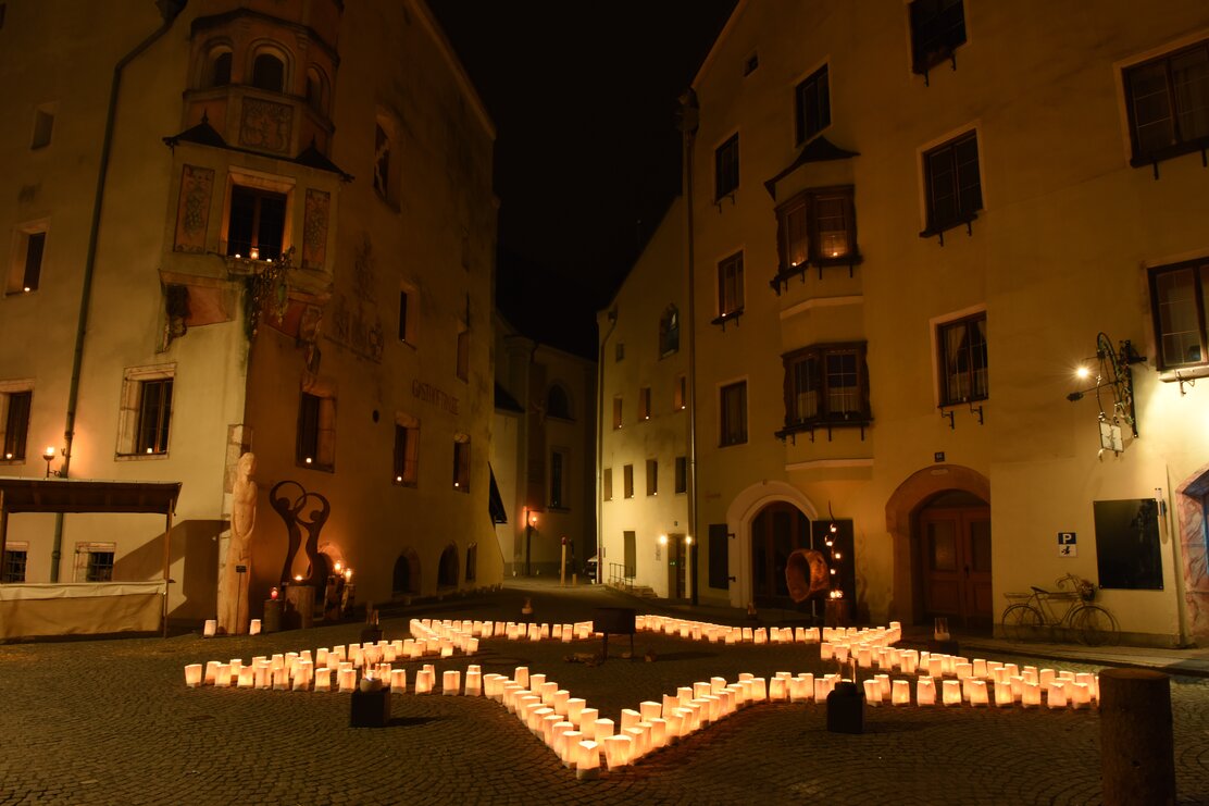 Man sieht den Platz der 1000 Lichter beim Rattenberger Advent bei Nacht. | © Alpbachtal Tourismus | Bernhard Berger