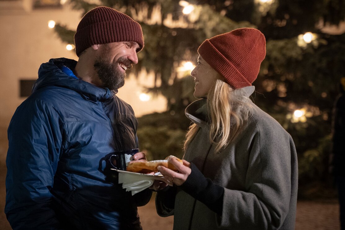 Ein Paar genießt die vorweihnachtliche Zeit am Christkindlmarkt  | © Tirol Werbung | Bert Heinzlmeier 
