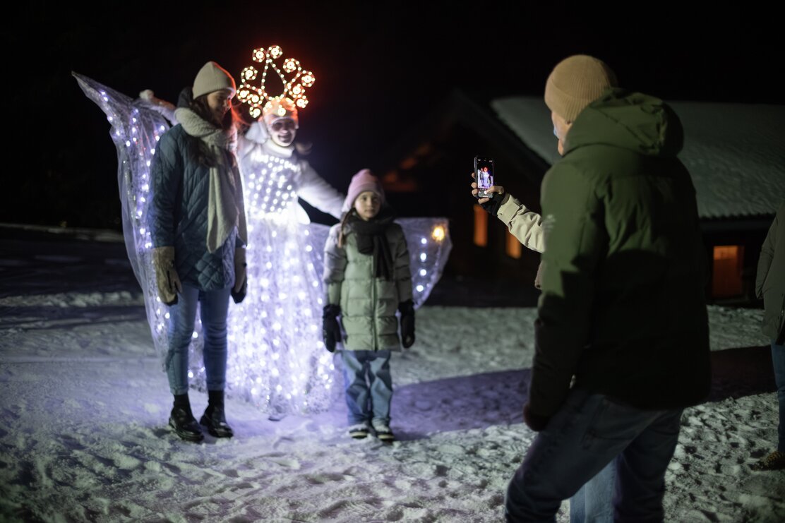 Eine Familie macht ein Foto beim Alpbachtaler Bergadvent. | © Alpbachtal Tourismus | Maximalgrafik
