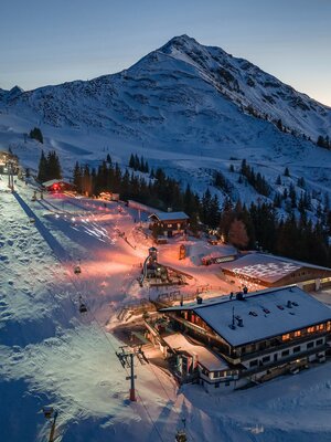 Drohnenaufnahme bei Nacht vom Bergadvent am Wiedersberger Horn in Alpbach | © Alpbachtal Tourismus |Maximilian Köck