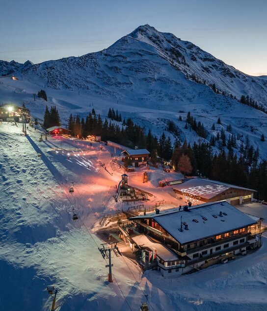 Drohnenaufnahme bei Nacht vom Bergadvent am Wiedersberger Horn in Alpbach | © Alpbachtal Tourismus |Maximilian Köck