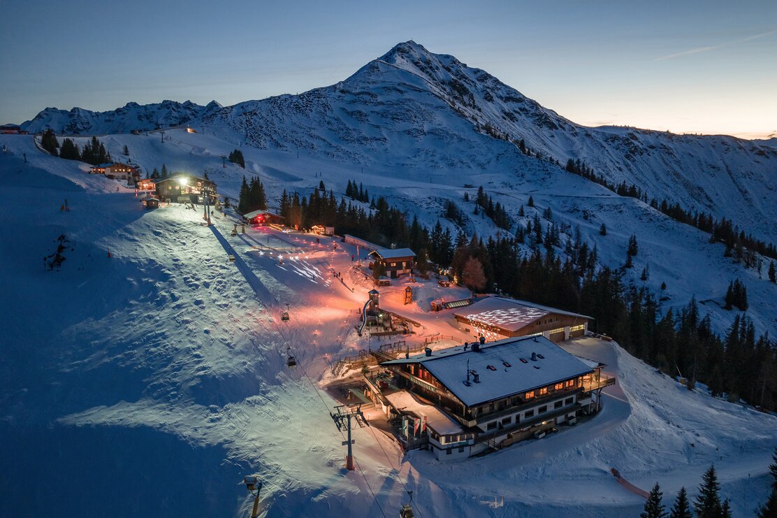 Drohnenaufnahme bei Nacht vom Bergadvent am Wiedersberger Horn in Alpbach | © Alpbachtal Tourismus |Maximilian Köck