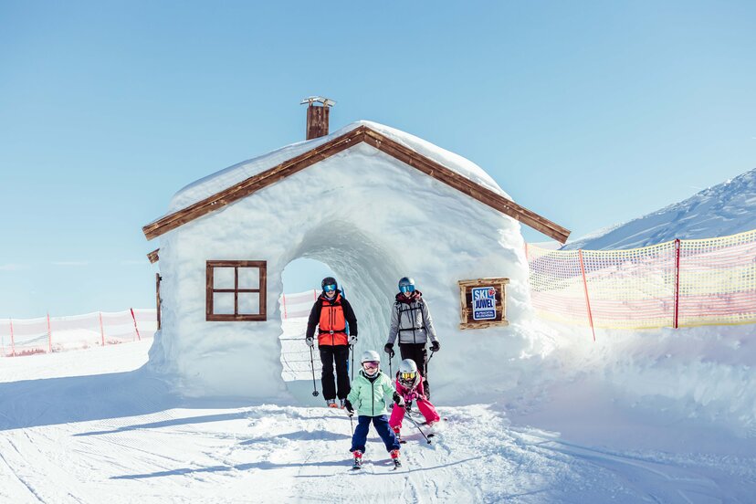 Eine Familie fährt gemeinsam durch ein Schneehaus im Fun Park des Ski Juwels Alpbachtal Wildschönau  | © Alpbachtal Tourismus | shootandstyle 