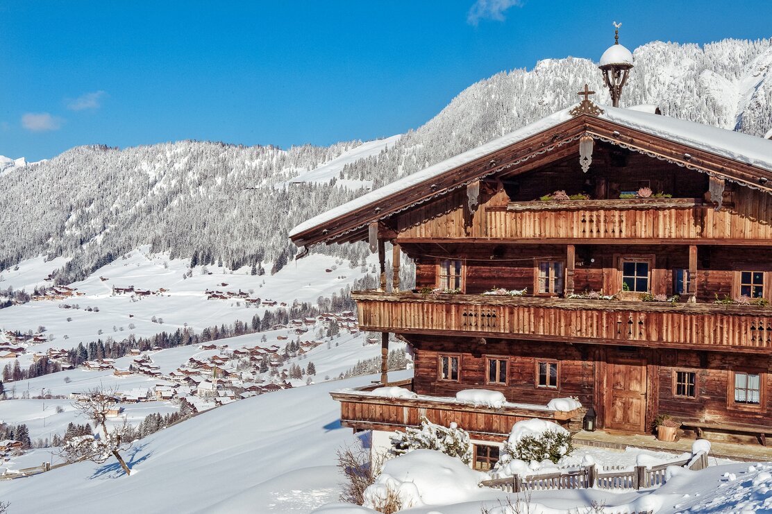 Man sieht Alpbach von einem alten Bauernhof aus. Die ganze Landschaft ist mit einer Schneedecke überzogen. | © Alpbachtal Tourismus | Bernhard Berger 