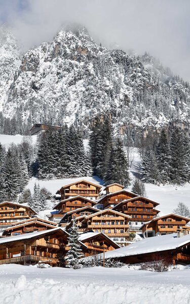 Auf diesem Bild zu sehen ist die wunderschön verschneite Winterlandschaft in Alpbach, im Hintergrund Häuser im typischen Alpbacher Baustil  | © Alpbachtal Tourismus 