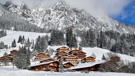 Auf diesem Bild zu sehen ist die wunderschön verschneite Winterlandschaft in Alpbach, im Hintergrund Häuser im typischen Alpbacher Baustil  | © Alpbachtal Tourismus 