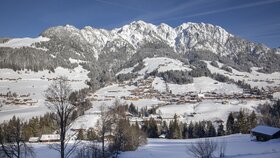 Blick auf das wunderschön verschneite Alpbach, samt Bergen im Hintergrund | © Alpbachtal Tourismus 