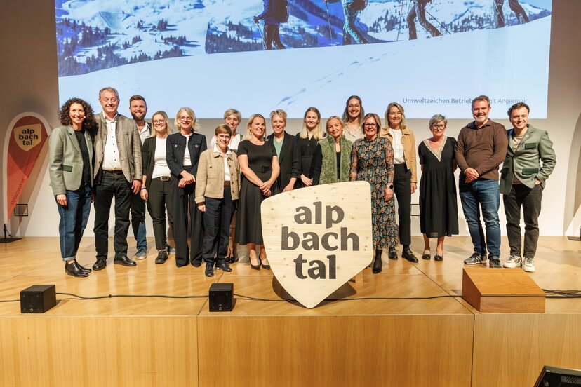 Gruppenfoto der Vertreter:innen der Umweltzeichen Betriebe | © Alpbachtal Tourismus | Maximalgrafik 