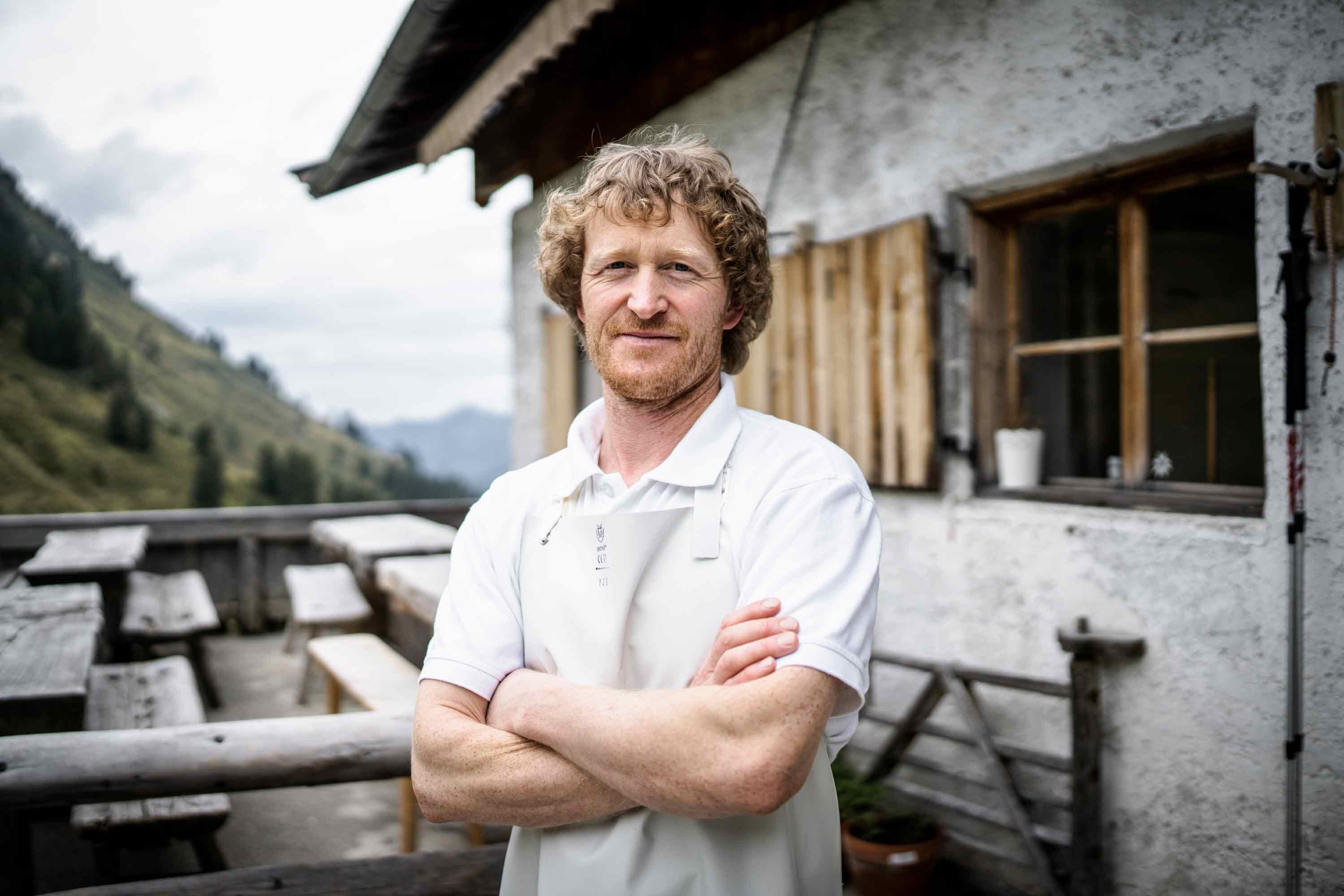 Portrait des Almsenners Hannes Klingler auf seiner Alm  | © Alpbachtal Tourismus | P. Weissensteiner