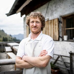 Portrait des Almsenners Hannes Klingler auf seiner Alm  | © Alpbachtal Tourismus | P. Weissensteiner