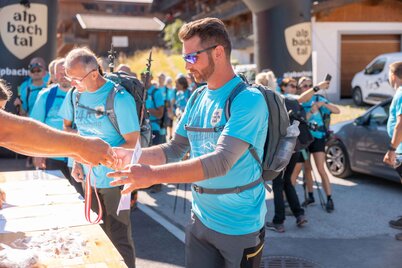Auf diesem Bild zu sehen sind einige Teilnehmer der 24h Wanderung, sie sind am Ziel angekommen und holen sich ihre Urkunden sowie ihre Medaillen ab | © Alpbachtal Tourismus | shootandstyle 