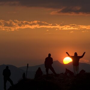 Auf diesem Bild zu sehen ist eine Gruppe von vier Personen, welche den Sonnenaufgang auf der Gratlspitze genießen | © Alpbachtal Tourismus | Bernhard Berger 