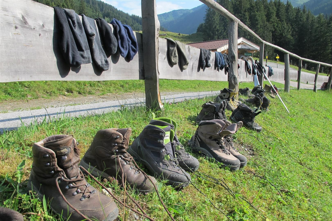 Schuhe Pause Alpbachtal 24h Wanderung