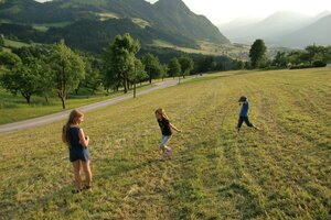 Kinder im Feld am Pinzgerhof | © Alpengasthof Pinzgerhof