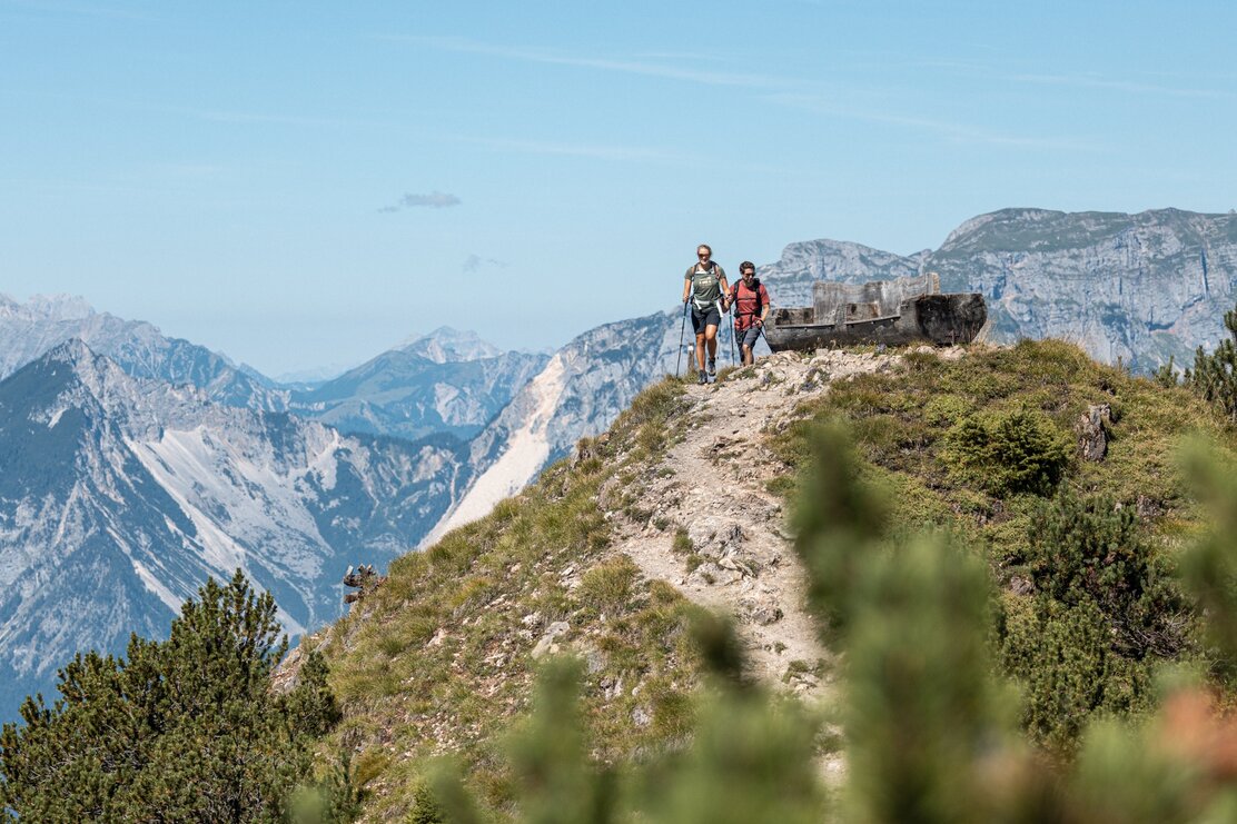 Wanderer mit Rastbank am Gratlspitze Alpbach | © Hannes Sautner Shootandstyle