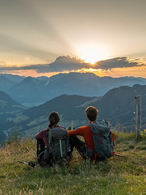 View from Schatzberg into the Alpbach Valley | © Alpbachtal_24h_Wanderung_Sommer_2023_Alpbachtal Tourismus_Foto shootandstyle (135)