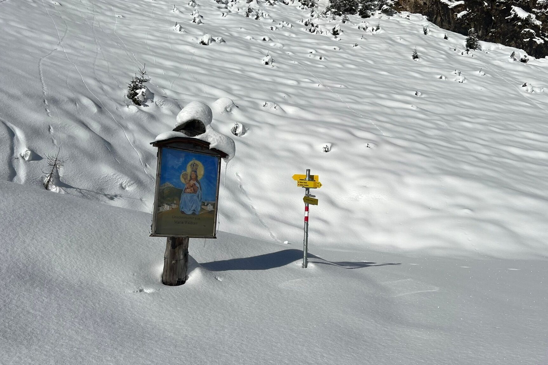 Schild vor Kapelle Schneeschuhtour Hösljoch | © Birgit Angermair