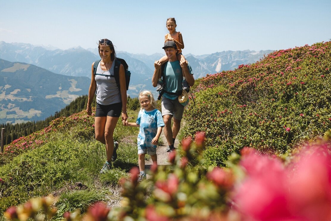 KLEIN_Wiedersbergerhorn Alpbach Familie mit Almrosen Alpbachtal Tourismus_(c)Mathäus Gartner.jpg