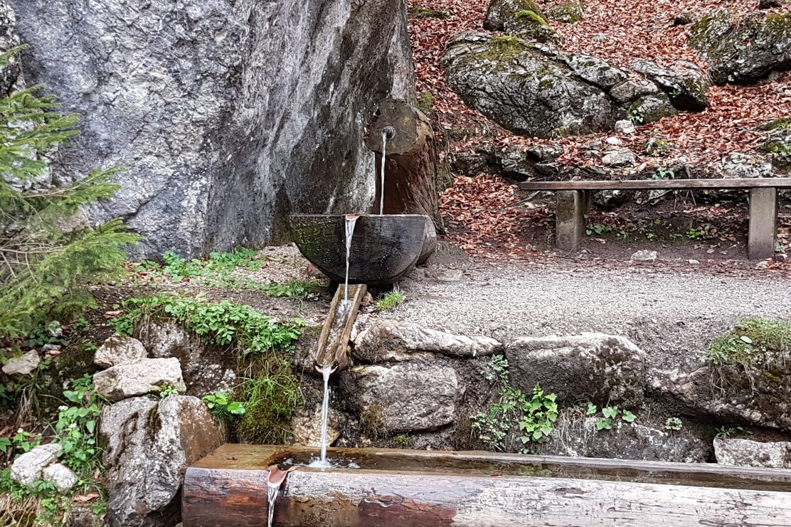 Cold Waterl Kramsach fountain and rest bench | © Claudia Ager