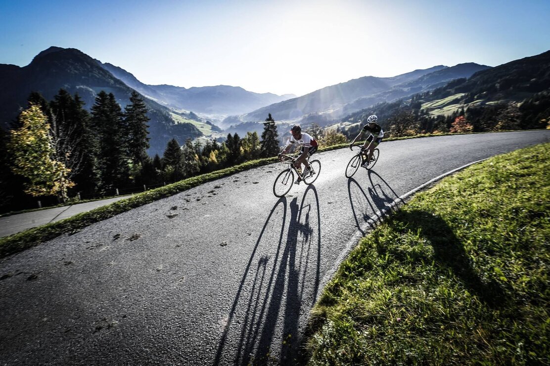 Rennradfahrer am Alpbachtaler Höhenweg
