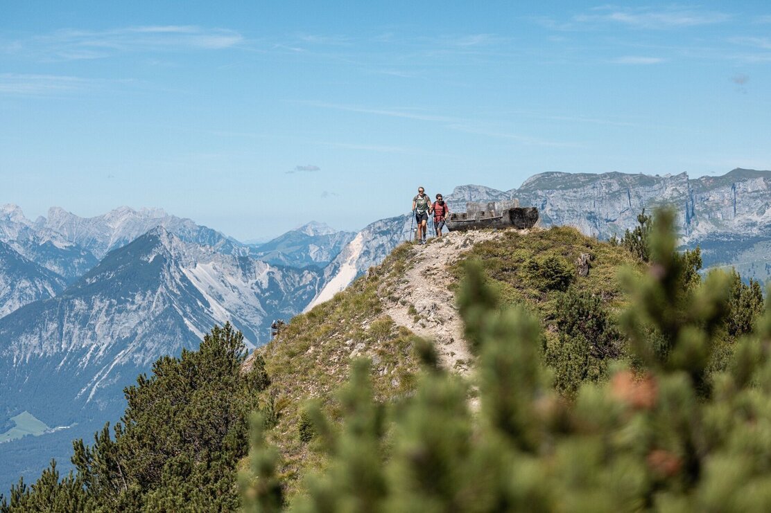 Wanderer mit Rastbank am Gratlspitze Alpbach | © Hannes Sautner Shootandstyle