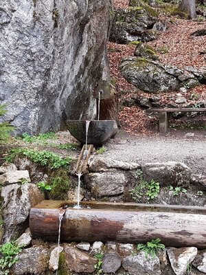 Kaltes Wasserl Kramsach Brunnen und Rastbank | © Claudia Ager