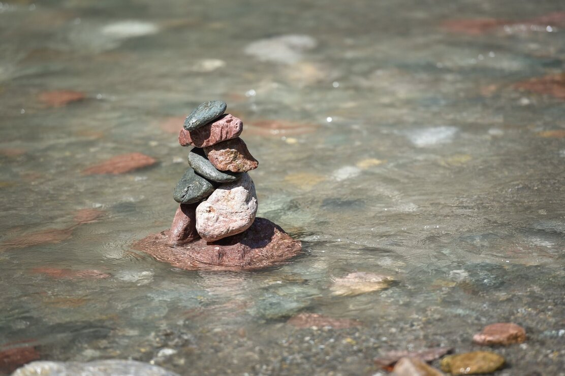 Steinmandl bauen in der Kundler Klamm | © Gabriele Grießenböck