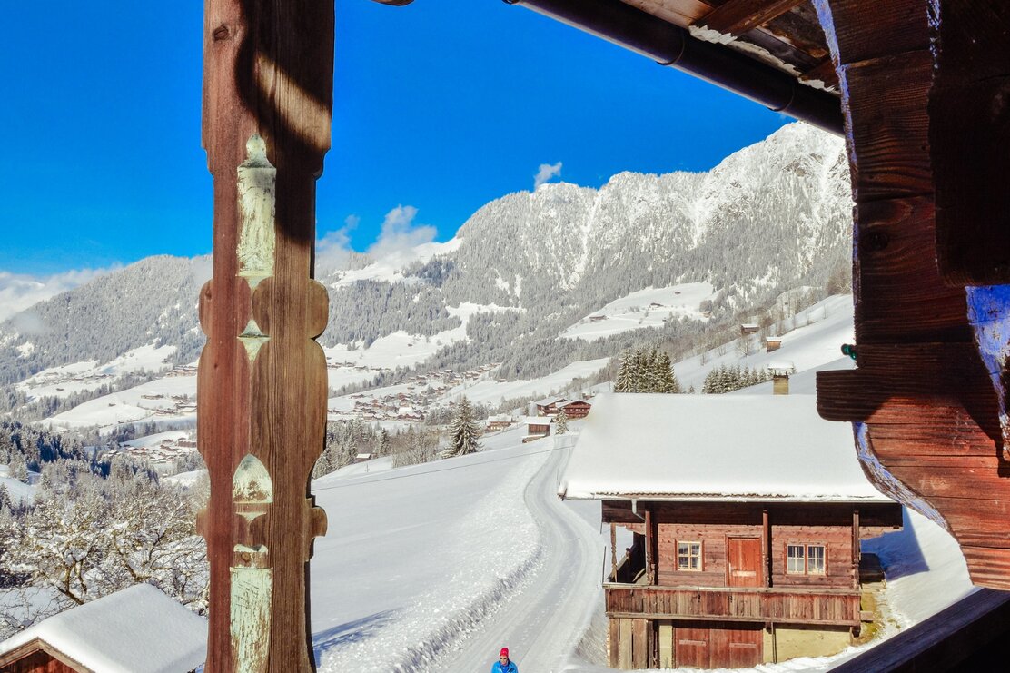 Winterwanderer am Mittleren Höhenweg in Alpbach