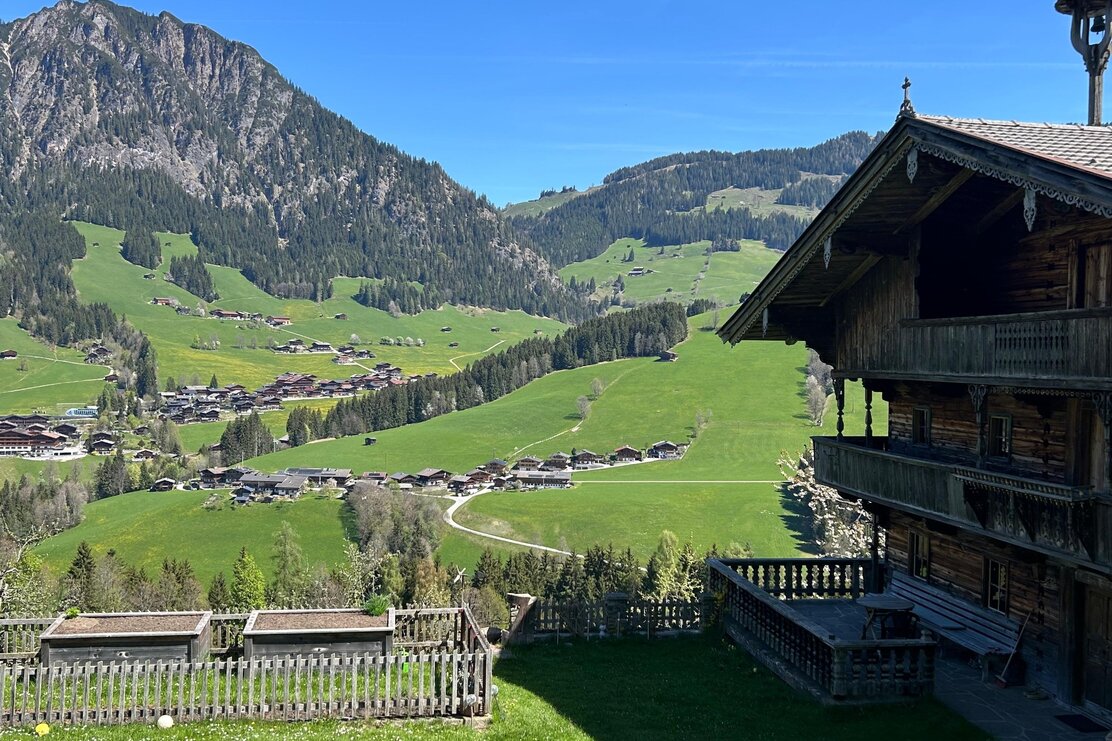 Hof Ausblick Mittlerer Höhenweg im Frühling
