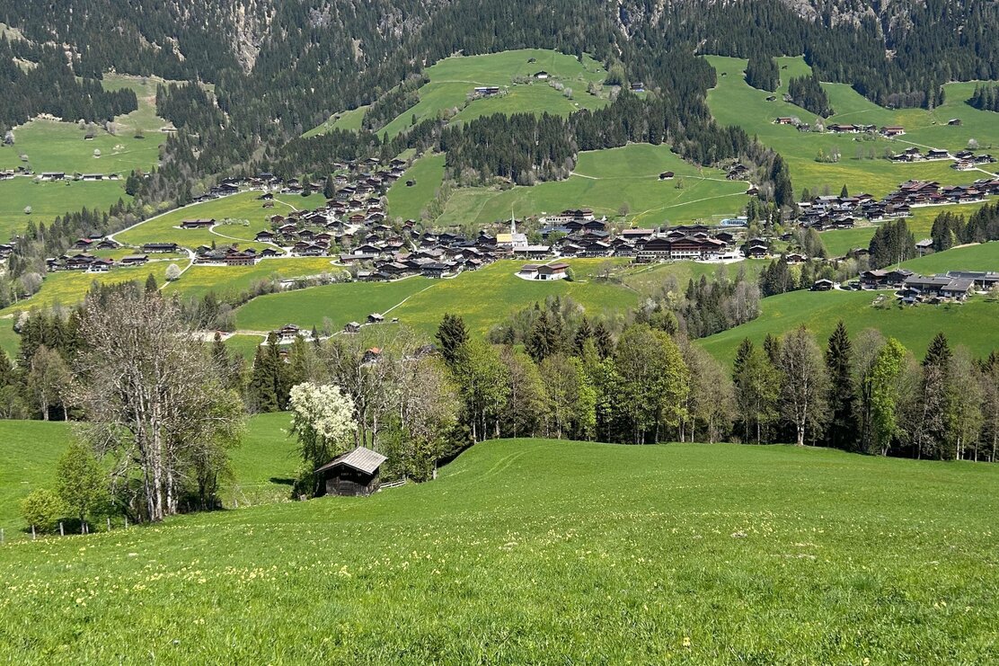 Blick auf das Dorf Alpbach- Mittlerer Höhenweg