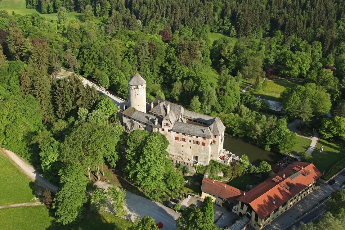 Schloss Matzen mit Park Vogelperspektive
