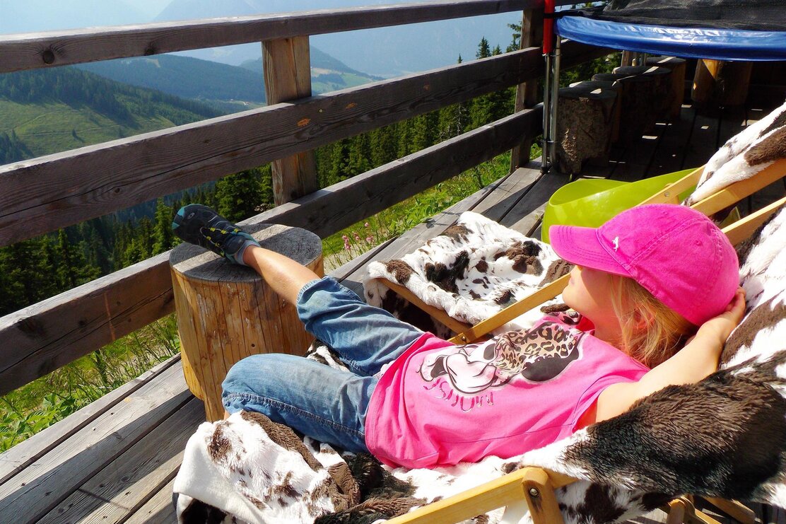 Kind Rast auf der Dauerstoa Alm in Alpbach
