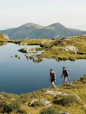 Wanderpaar auf dem Weg zum Torkopf | © E. Holzknecht