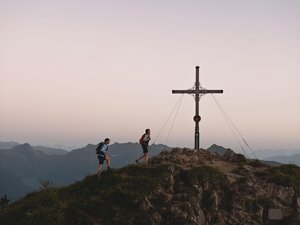 Wanderpaar Abenddämmerung Gratlspitze | © Alpbachtal Tourismus | Mathäus Gartner