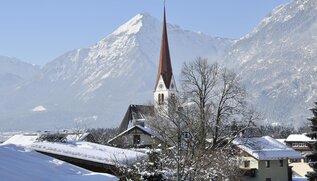 Pfarrkirche Brixlegg im Winter | © Alpbachtal Tourismus