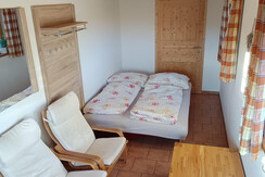 brandterhof_brandenberg_alpbachtal_eingang_sofa_mi