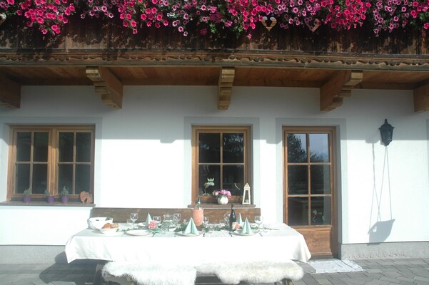 Haus mit gedecktem Tisch | © Landhaus Hausberger
