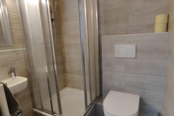 Dusche mit WC im Einzelzimmer