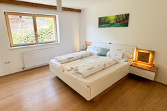 liebevoll dekoriertes Schlafzimmer mit Flachbildschirm